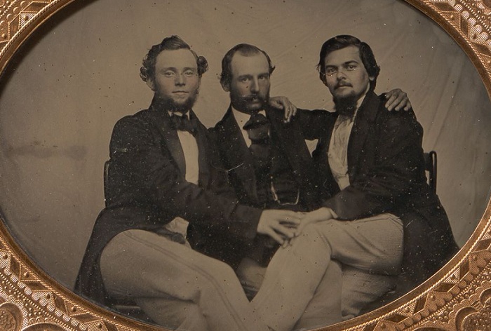 Мужчины в обнимку, 1860-е гг. | Фото: mashable.com.