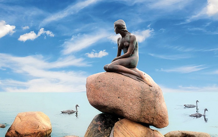 Скульптура Русалочки в Копенгагене. | Фото: mc.com.ua.