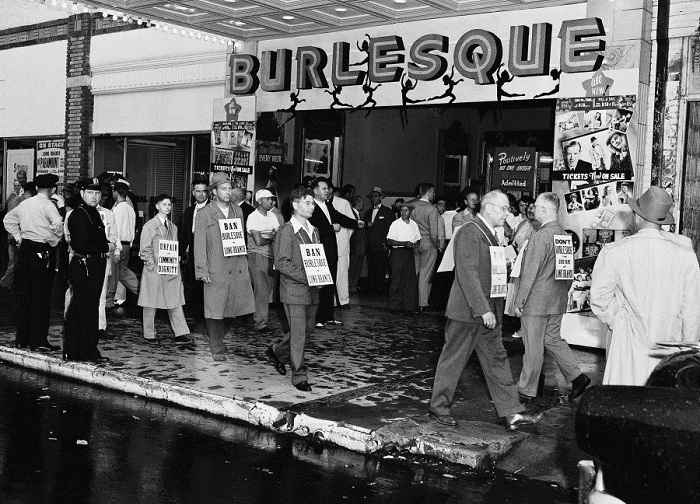 Пикет против открытия бурлеск-театра the Reade Paramount Theater в Нью-Йорке 28 июня 1953 года.