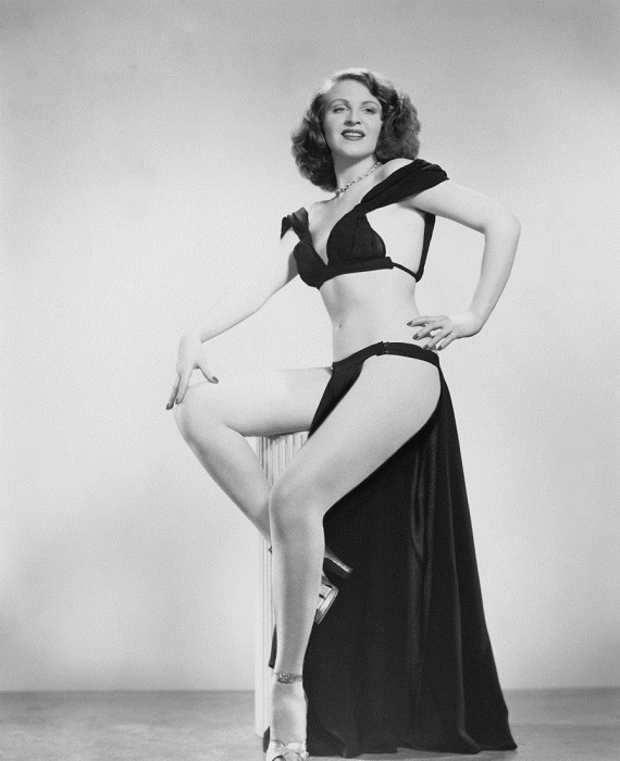Танцовщица бурлеска Глория Найт (Gloria Knight), 1950 год.