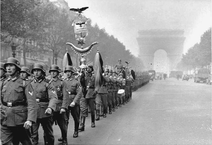 Солдаты вермахта в оккупированном Париже. | Фото: bredblog.com.