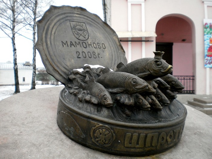 Памятник балтийским шпротам. | Фото: fishki.net.