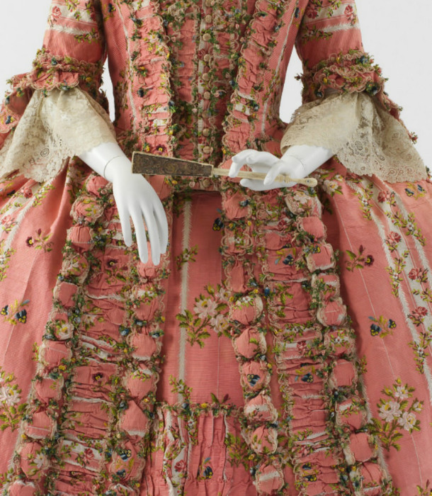 Платье придворной дамы, Франция, 1775 год. | Фото: fiveminutehistory.com.