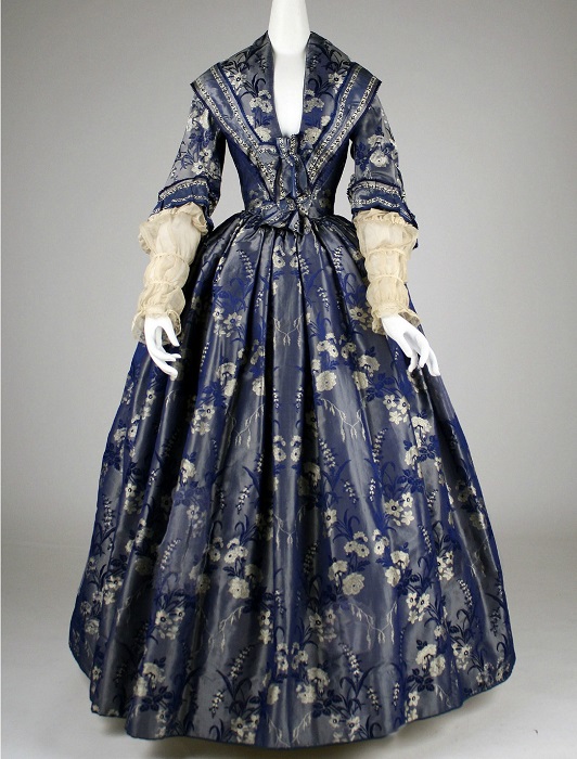 Шелковое платье, 1842 год. | Фото: fiveminutehistory.com.