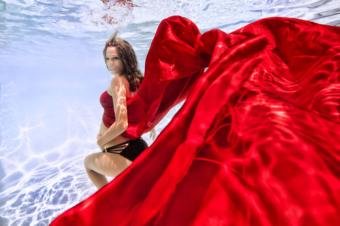 Волшебство водной стихии и будущего материнства.