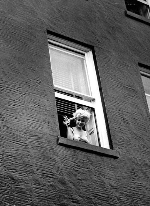 Мэрилин выглядывает из окна. Автор фото: Eve Arnold.