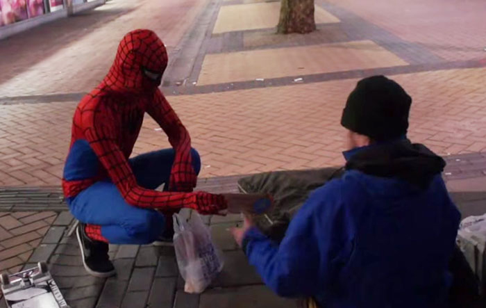 Спайдермен покупает в супермаркете сандвичи и делится ими с бездомными.