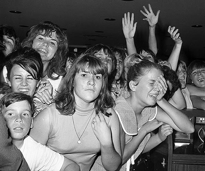 Август 1965г. Около 500 фанов встречают группу в аэропорте Лос Анжелеса.
