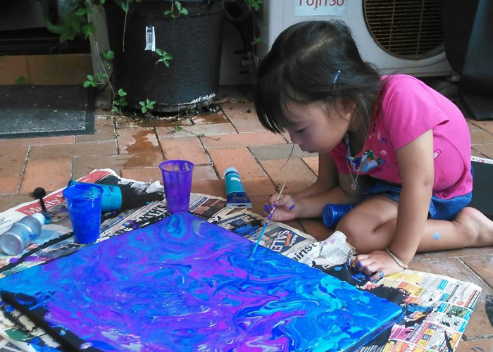 5-летняя девочка превращает акриловые кляксы в потрясающие картины и помогает больным раком