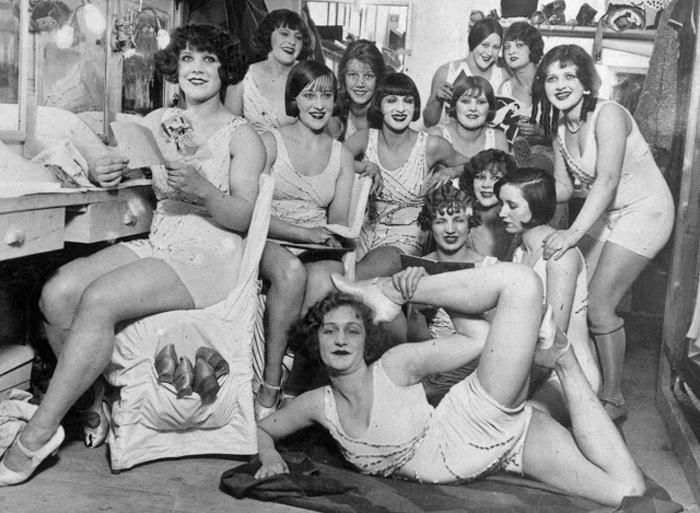 Танцовщицы The Hoffman Girls перед выступлением. 1924г.