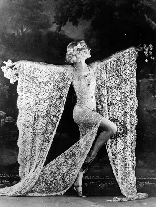 Танцовщица Edmonde Guydens во время исполнения номера в Мулен Руж. 1926г.