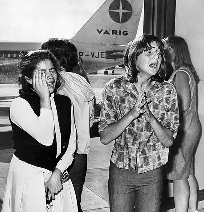 18 августа 1964г. Девушки плачут от радости, когда самолет с музыкантами наконец-то приземляется.