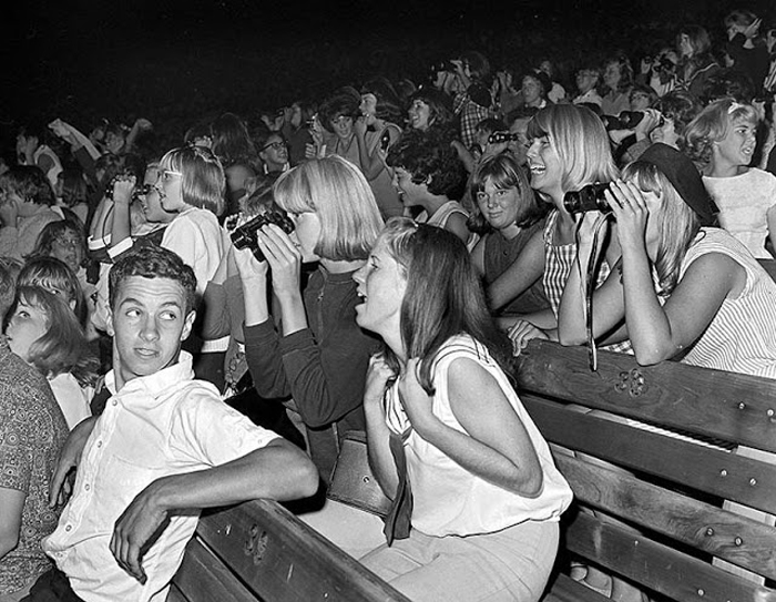 Фанаты группы во время концерта в Hollywood Bowl.
