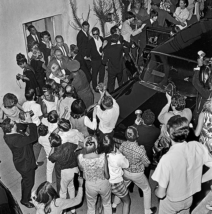 23 августа 1964г. Музыканты The Beatles пытаются в машине добраться до места проведения концерта.