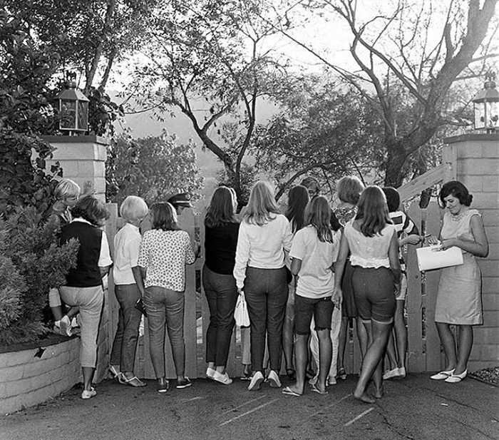 Девушки наблюдают за музыкантами. 23 августа 1965г.