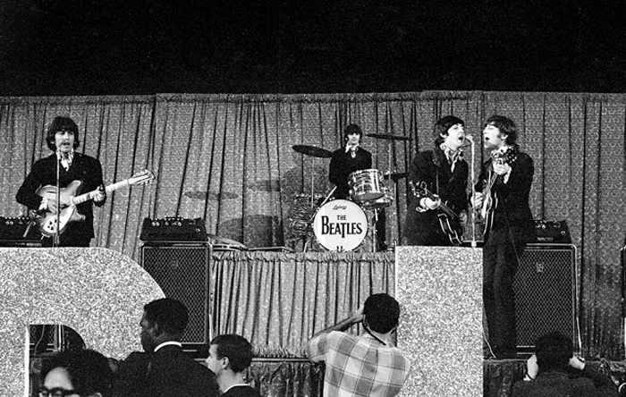 The Beatles выступают в Dodger Stadium.