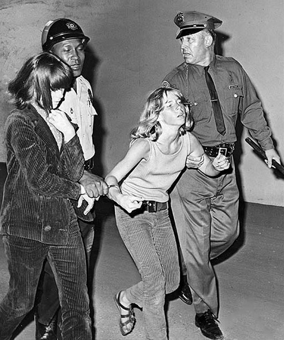 28 августа 1966г. Две девушки были арестованы после того, как они пытались взобраться на сцену во время выступления группы.