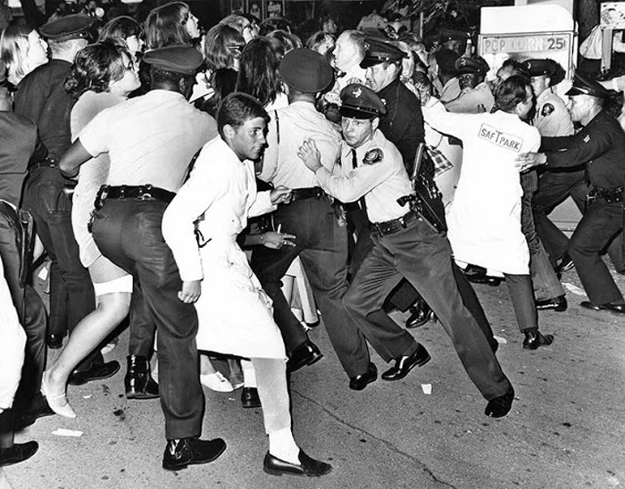 30 августа 1965г. Полиция и охрана пытаются остановить молодежь, которая жаждет добраться до музыкантов после концерта.