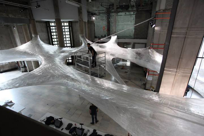 Захватывающая интерактивная инсталляция Tape Paris.