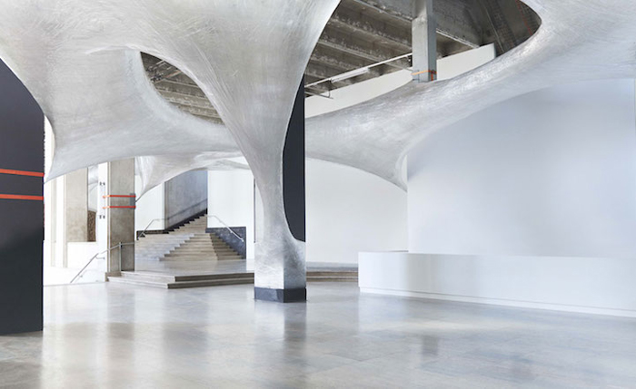 Необычная инсталляция похожа на ловушку из паутины.