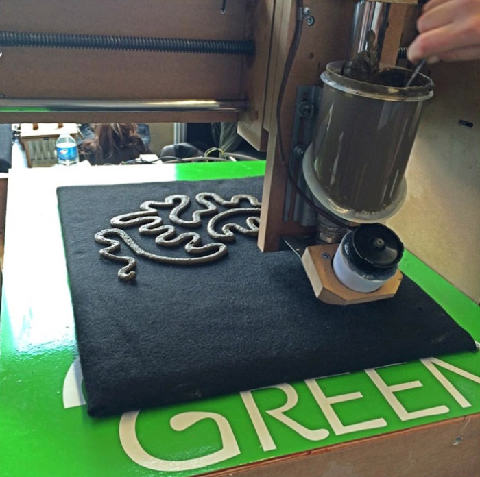 3D-принтер печатает узоры.