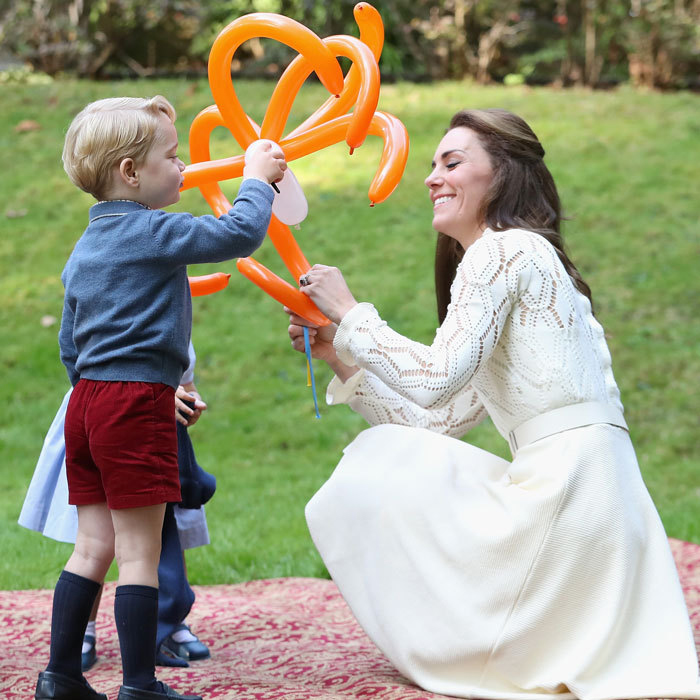 Кейт играет с сыном, показывая ему, что можно сделать из надувных шариков. Фото: Chris Jackson.
