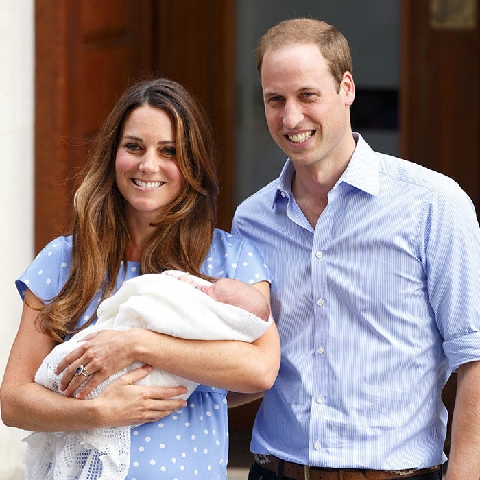 Кейт и Уильям представляют публике своего первенца, принца Джорджа в 2013 году.