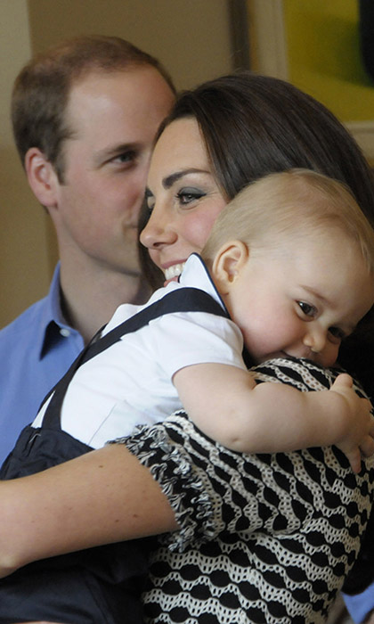 Принц Джордж обнимает маму во время официального визита в Новую Зеландию.