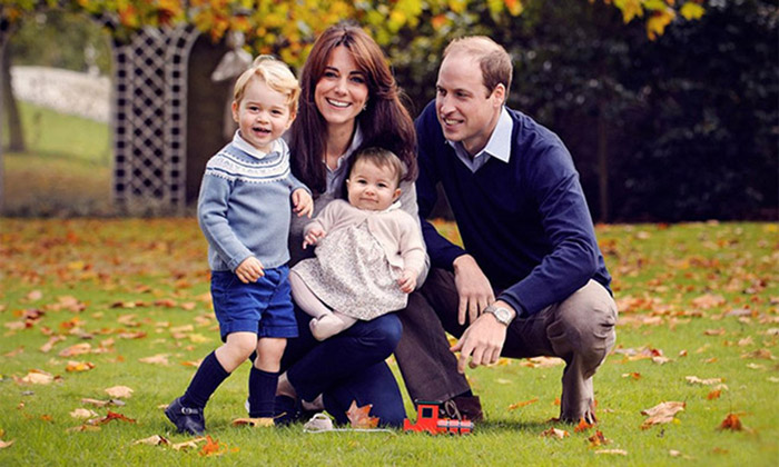 Первая официальная семейная портретная фотография вместе с Джорджом и Шарлоттой.