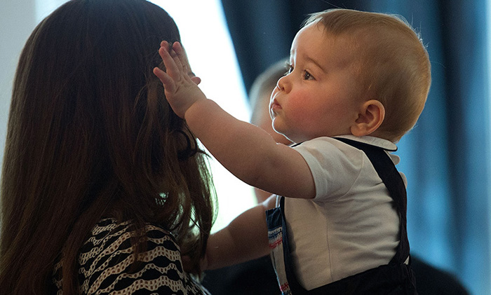 Принц Джордж не может перестать любоваться волосами любимой мамы.