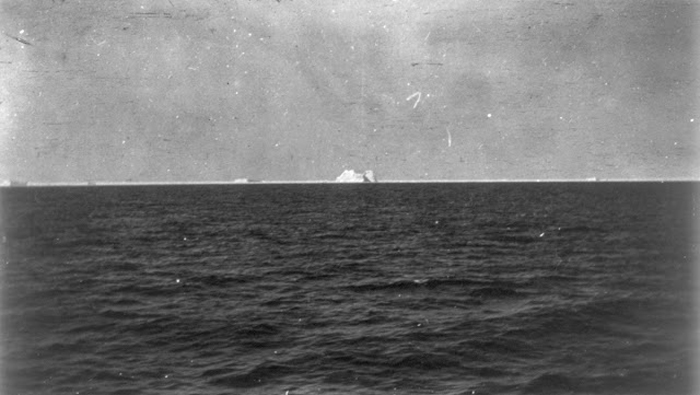 Айсберг, с которым, предположительно, столкнулся лайнер *Титаник*.