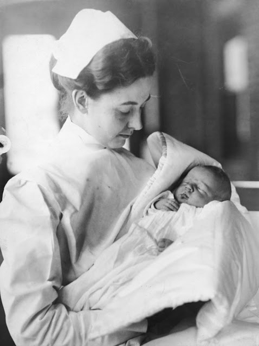 Медсестра держит на руках новорожденного Люсьена Смита. Его мама Элоиз забеременела им во время медового месяца на борту *Титаника*.