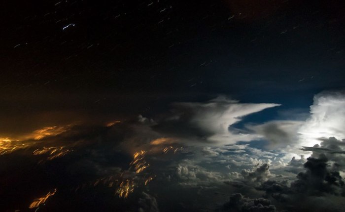 Капризы стихии: тучи, бури, грозы – снимки, сделанные эквадорским пилотом прямо из кабины самолёта