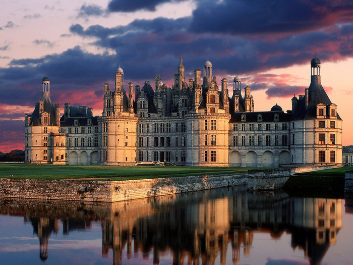 Замок Шамбор на закате дня. Франция.