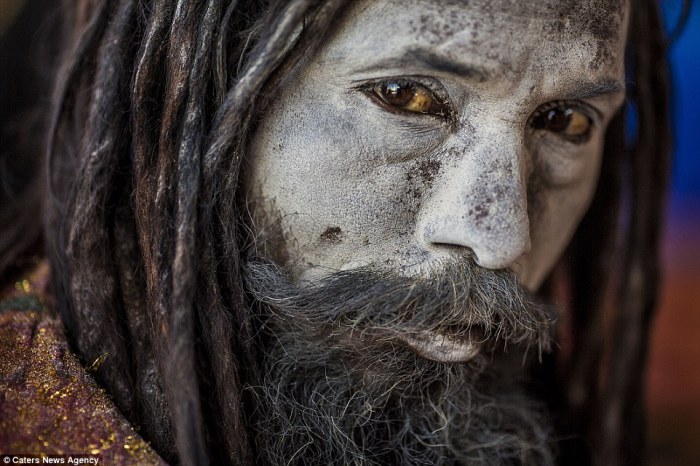 Мрачный жрец, поклоняющийся индуистскому богу Шиве. Автор фото: Cristiano Ostinelli.