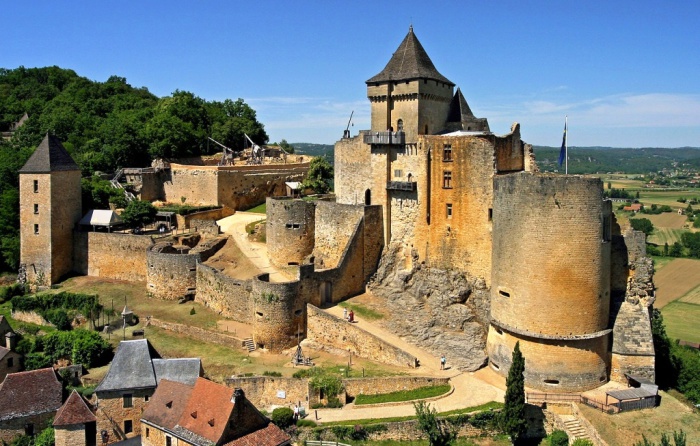 Замок Кастельно (Шато де Кастельно) расположен над левым берегом тихой речки Дордонь. Замок Кастельно (Шато де Кастельно) расположен над левым берегом тихой речки Дордонь.