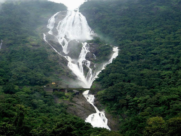 Индийский водопад Дудхасагара.
