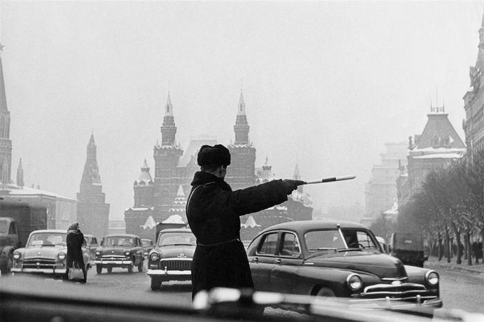 Регулировщик, Москва, Красная площадь, 1962 год. Автор: Юрий Абрамочкин.