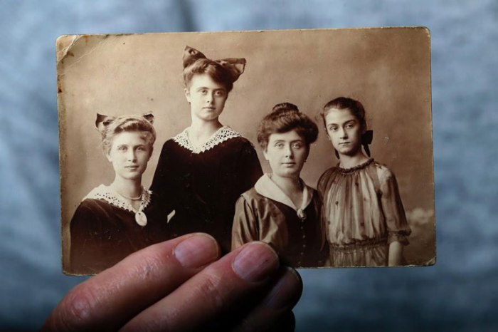 Ласло держит фото семьи, все члены которой были убиты в концентрационных лагерях.