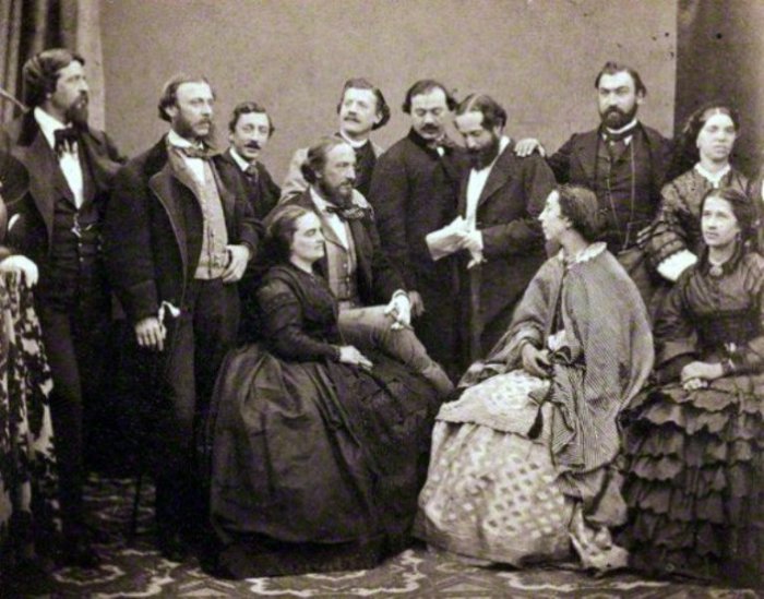 Полина Виардо (сидит вторая справа) среди актеров итальянской оперной труппы 1860 год.