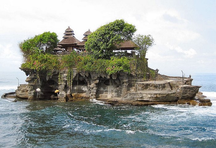 Храм Танах Лот - находится на скале в море и только в отлив к нему можно подойти по маленькому мостику из камня.
