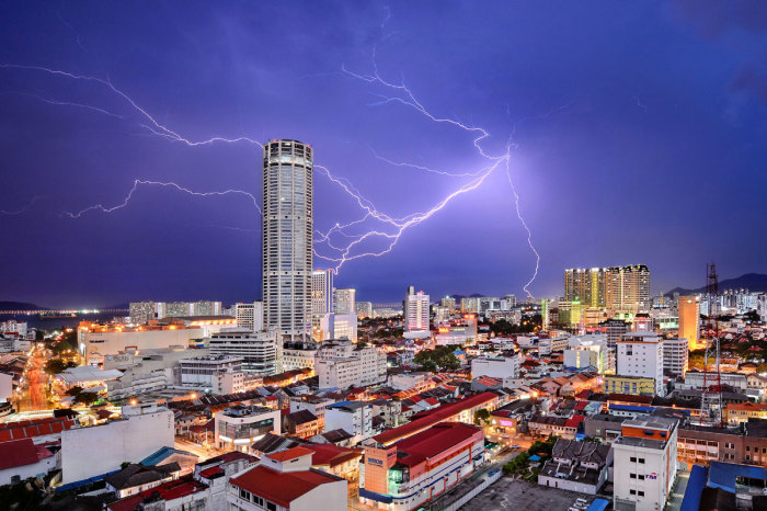 Сильная молния над одним из городов Малайзии, который является столицей острова Пенанг. Автор фотографии: Джереми Тан (Jeremy Tan).
