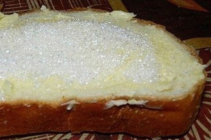 Простейший десерт делался очень легко – ломтик нарезного батона или белого хлеба намазывался сливочным маслом и сверху посыпался сахарным песком.