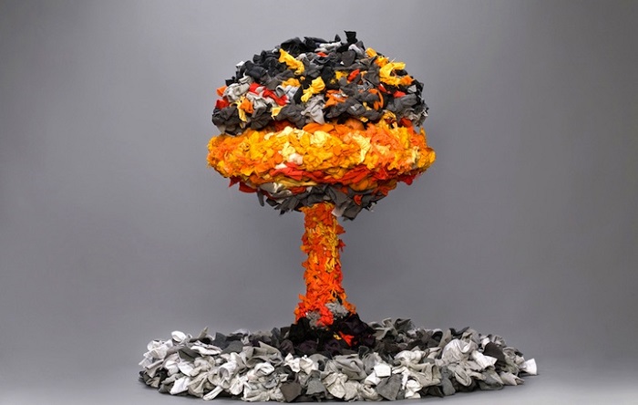 Дерево выполнено из лоскутков старой одежды. Дерево выполнено из лоскутков старой одежды.