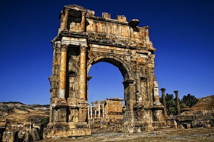 Арка построена римлянами в честь императора Каракаллы.