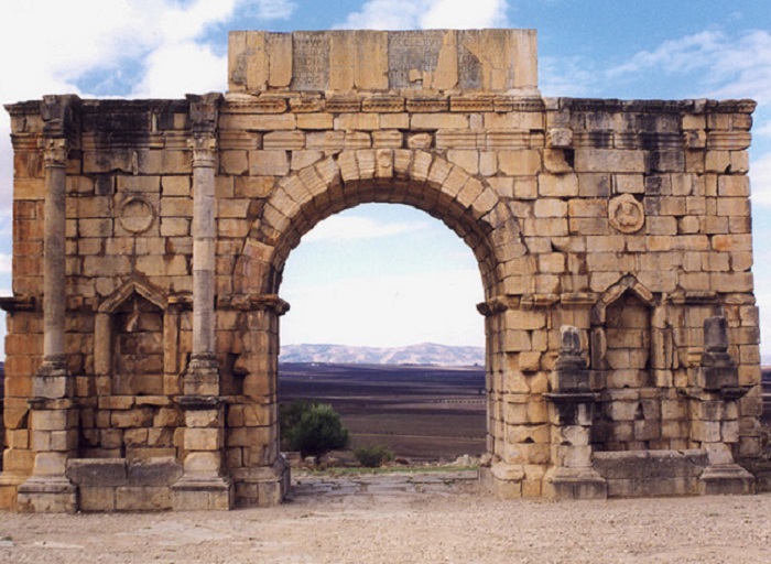Мраморная арка возведена в честь императора Каракаллы и его матери, Юлии Домны.