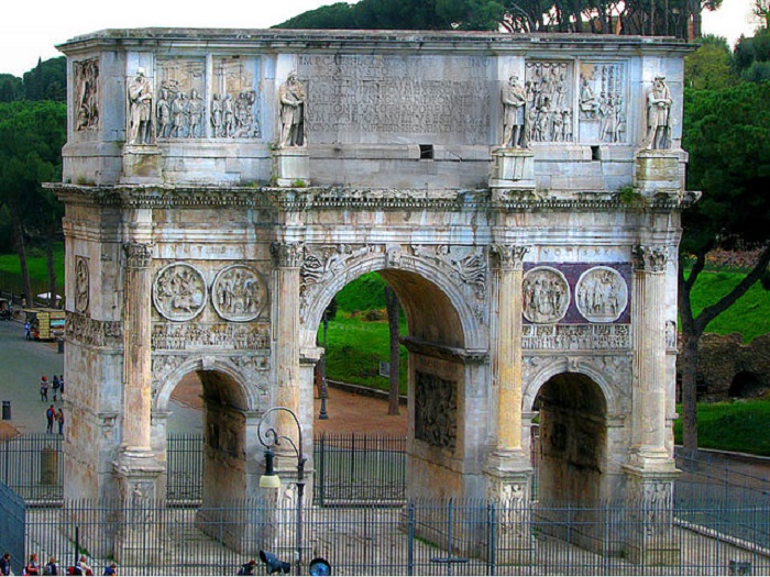Арка Константина расположена рядом с Колизеем на древнем триумфальном пути.