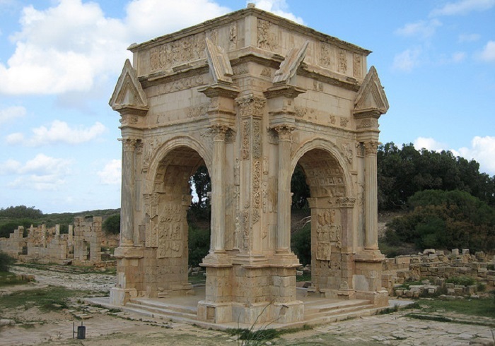 На центральной сцене арки изображено, как император Луций Септимий пожимает руки сыновей Каракалла и Гета.
