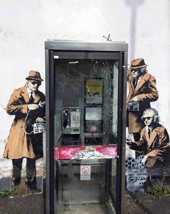 Британский уличный художник Бэнкси (Banksy) продолжает провоцировать эмоции жителей и гостей Челтнема, Англия.