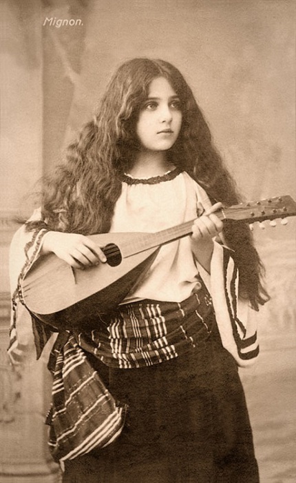 Молодая цыганка с мандолиной.